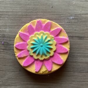 New Lush Shruti’s Flower Bath Bomb